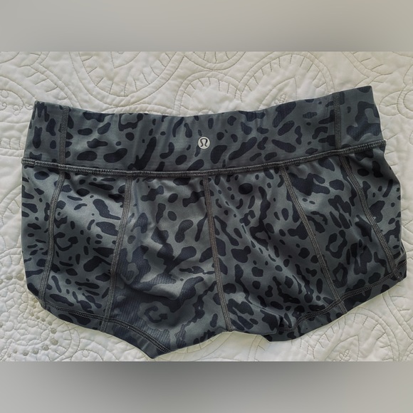 Lululemon Hot Hot Short size 6 - Picture 13 of 13